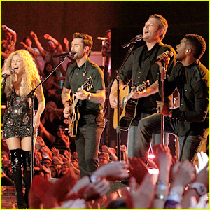 the-voice-judges-finale-performance-with-a-little-help-from-my-friends